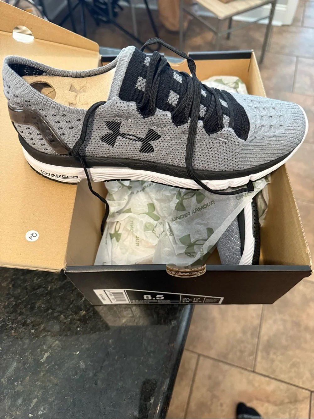 Under Armour Black and White UA Speedform Slingshot Box - Picture 4 of 5